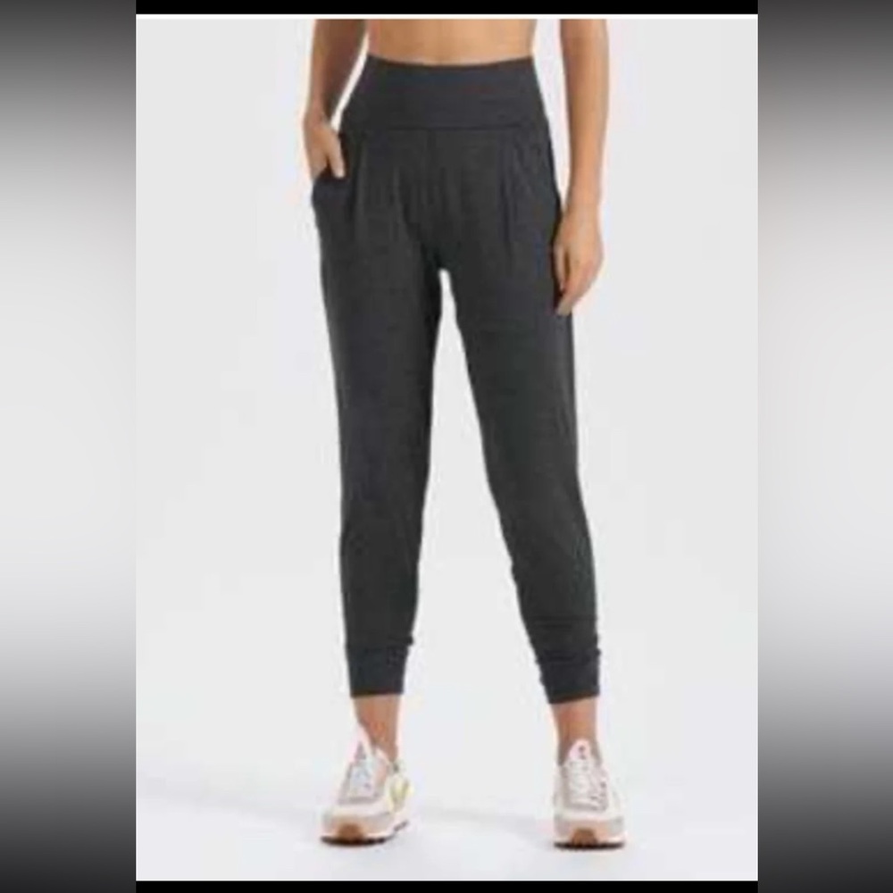 Vuori Lux Harem Jogger Pants size Medium in Charcoal Grey Heathered - Picture 3 of 12